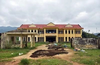 Khu nhà hành chính giữa khu đất dự án Nhà máy xi măng Nam Đông bị bỏ hoang.