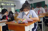 Học sinh lớp 9 tại Trường THCS Lạc Hồng (quận 10) trong một giờ học ở lớp.