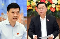 Chủ nhiệm Ủy ban Kinh tế Vũ Hồng Thanh (trái) trình bày báo cáo và Chủ tịch Quốc hội Vương Đình Huệ phát biểu tại phiên họp.