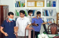 Lực lượng chức năng khám xét nơi làm việc của ông Lành, cựu giám đốc CDC tỉnh Hậu Giang. 