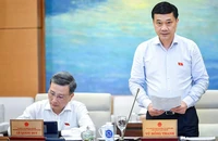Chủ nhiệm Ủy ban Kinh tế Vũ Hồng Thanh trình bày báo cáo thẩm tra.