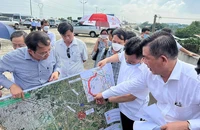 Ông Vũ Hồng Thanh, Chủ nhiệm Ủy ban Kinh tế của Quốc hội, khảo sát thực địa dự án đường vành đai 3 (ngày 19-5). 
