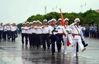 Lễ chào cờ và duyệt binh được tổ chức trang nghiêm, trọng thể ở đảo Trường Sa.