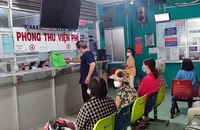 Người dân đến đăng ký khám chữa bệnh tại BV quận Phú Nhuận.