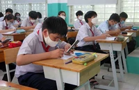 Học sinh lớp 9 Trường THCS Lạc Hồng (quận 10) trong một giờ học, chuẩn bị cho kỳ thi tuyển sinh lớp 10.