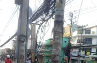 TP.HCM: Dây cáp nguy hiểm trên đường Cách Mạng Tháng Tám