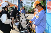 Từ đầu năm đến nay, xăng dầu trong nước đã trải qua 12 kỳ tăng giá, hiện giá xăng A95 đã tăng vọt lên mốc 32.370 đồng/lít.