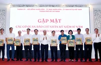 Chủ tịch nước Nguyễn Xuân Phúc tặng quà lưu niệm cho các tổng biên tập, trưởng các cơ quan báo chí, nhà báo tiêu biểu trên địa bàn TP.HCM.