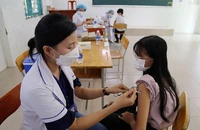 Tiêm vaccine phòng COVID-19 cho trẻ lớp 6 tại phường Hiệp Bình Chánh, TP Thủ Đức, TP.HCM. 
