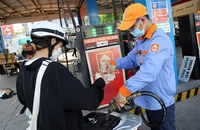 Nhiều chuyên gia kinh tế cho rằng cần giảm mạnh thuế, phí với xăng dầu để kiểm soát lạm phát. 