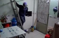Kẻ trộm mang theo dao đột nhập phòng trọ của sinh viên lấy laptop.