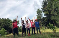 Nụ cười chiến thắng của các tình nguyện viên nhí sau một ngày làm việc hăng say, vất vả. 