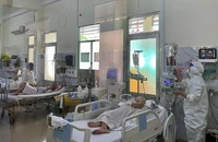 Phòng hồi sức COVID-19 của Khoa nhiễm D BV Bệnh nhiệt đới kín giường.