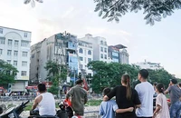 Sau 5 giờ đồng hồ, khói vẫn bốc lên trên tầng cao của quán karaoke ở quận Cầu Giấy, Hà Nội.