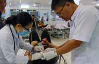 Nhân viên y tế đang cấp cứu trường hợp tai nạn.