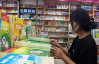 Học sinh tìm hiểu bộ SGK lớp 7 theo chương trình giáo dục phổ thông 2018.