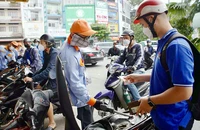 Người dân đổ xăng chiều 19-8 tại một cây xăng trên đường Lý Thái Tổ, quận 10, TP.HCM. 