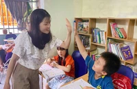 Trần Thị Hòa say mê giảng dạy ngoại ngữ cho các em ở quê nhà trên đảo Lý Sơn.