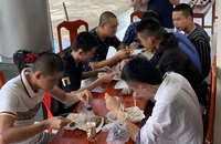 Những người liều mình bơi qua sông Bình Di về Việt Nam được cơ quan chức năng cho ở tạm tại xã Đa Phước, huyện An Phú, An Giang.