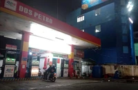 Tại một cửa hàng xăng dầu ở quận Gò Vấp, khách hàng vừa ghé vào lại vội quay ra vì hết xăng. (Ảnh chụp lúc 19 giờ 40 ngày 24-8)