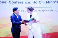 Phó Thủ tướng thường trực Phạm Bình Minh trao tặng sách cho Tổng giám đốc UNESCO Audrey Azoulay.