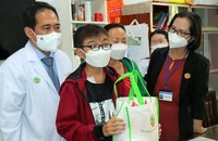 Ban giám đốc BV Nhi đồng 2 tặng quà trung thu cho thiếu niên 15 tuổi vừa ghép thận thành công. 