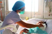 Chị Nguyễn Thị Kiều Mỹ, điều dưỡng CKI Khoa nhiễm Việt - Anh (BV Bệnh nhiệt đới), đang chăm sóc bệnh nhân.