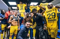 Quang Hải chung vui với các đồng đội sau trận thắng Valenciennes.