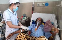 Một bệnh nhân nặng đang được điều dưỡng BV quận 11, TP.HCM kiểm tra sinh hiệu.