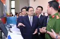 Thủ tướng Phạm Minh Chính tham quan trưng bày ứng dụng công nghệ số.