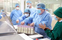 Ông Coln Brophy, Quốc vụ khanh Bộ Ngoại giao Ireland, phụ trách phát triển quốc tế, đến thăm ngân hàng sữa mẹ ở BV Hùng Vương.
