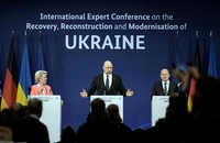Từ trái sang: Chủ tịch Ủy ban châu Âu Ursula von der Leyen, Thủ tướng Ukraine Denis Shmyhal và Thủ tướng Đức Olaf Scholz tại hội nghị về tái thiết Ukraine ở thủ đô Berlin ngày 25-10.