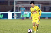 Công Phượng đá quả 11 m kiểu Panenka không thắng được Đặng Văn Lâm, HA Gia Lai may mắn hòa 1-1 từ quả 11 m thứ hai.