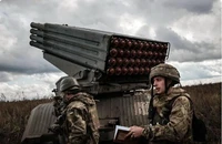 Binh sĩ Ukraine chuẩn bị bắn tên lửa BM-21 Grad về phía các vị trí của Nga ở tỉnh Kharkiv vào ngày 4-10.