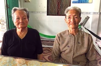 Cụ Vinh (trái) và cụ Bê mong sớm được thi hành án để có tiền dưỡng già.
