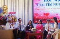 Thầy Huỳnh Đình Nhân (thứ hai từ trái), giáo viên Trường THPT Trần Khai Nguyên, đang chia sẻ câu chuyện của mình. 