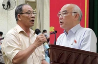Cử tri Trương Thế Cần (trái, phường Phước Long B) nói về dự án treo và Trưởng ban Tuyên giáo Thành ủy TP.HCM Phan Nguyễn Như Khuê trả lời cử tri tại buổi tiếp xúc với đoàn đại biểu HĐND TP.HCM vào chiều 16-11.