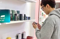 Nam giới ngày càng quan tâm đến việc chăm sóc ngoại hình bằng các sản phẩm và dịch vụ làm đẹp.