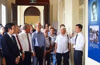 Nguyên Chủ tịch nước Trương Tấn Sang, nguyên Phó Thủ tướng thường trực Chính phủ Trương Hòa Bình, nguyên Chủ tịch UBND TP.HCM Võ Viết Thanh… và các đại biểu dự triển lãm “Dấu ấn Thủ tướng Võ Văn Kiệt” tại Bảo tàng TP sáng 21-11.