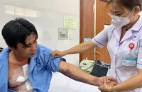 Những vết thương ở ngực và tay của tài xế xe ôm sau khi vật lộn với tên cướp.