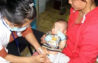 Một trẻ ở TP.HCM đang được tiêm vaccine 5 trong 1.