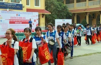 Sinh viên khó khăn ở Trường ĐH Sài Gòn năm nào cũng được tặng quà tết, tổ chức xe đưa về quê đón tết Nguyên đán.