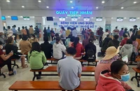 Rất đông bệnh nhân đến khám tại BV Ung bướu TP.HCM cơ sở 2 vào sáng 3-2.