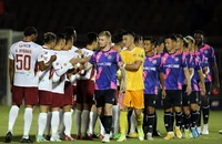 Derby Sài Gòn giữa hai đội bóng TP.HCM mùa trước, nay thì một cái tên tự xóa sổ, một vất vả lo kinh phí để tồn tại. 