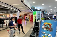 Khách hàng đang mua sắm tại chuỗi điện máy Nguyễn Kim của Tập đoàn Central Group (Thái Lan).