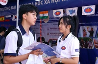 Thí sinh tìm hiểu thông tin tuyển sinh vào ĐH Quốc gia TP.HCM năm 2023.