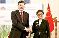 Bộ trưởng Ngoại giao Trung Quốc Tần Cương (trái) và Ngoại trưởng Indonesia Retno Marsudi gặp nhau tại Indonesia hồi cuối tháng 2.