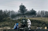 Binh sĩ Ukraine nã pháo về phía các vị trí của binh sĩ Nga gần Bakhmut hôm 7-3.