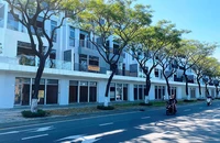 Một dãy shophouse có hơn chục căn bị đập vỡ kính, trộm khung nhôm.