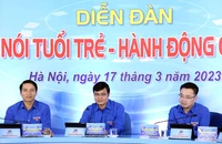 Đại diện ban tổ chức trả lời câu hỏi của các đoàn viên, thanh niên.